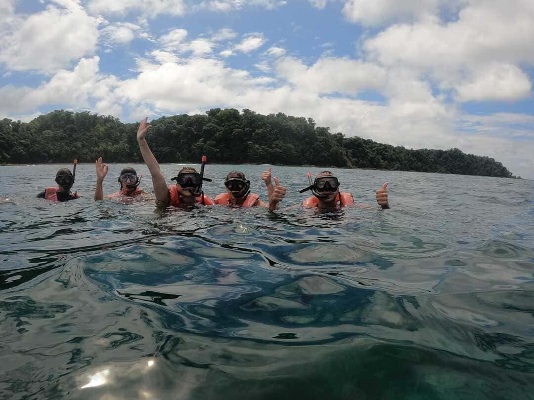 Smiling snorkelers at the surface after a dive with May One Drake Bay in Bahía Drake.